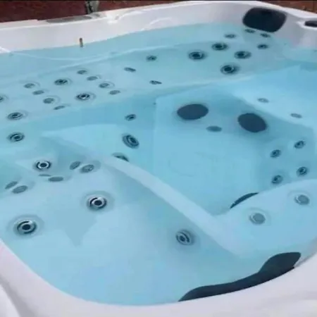 Beautiful With Jacuzzi Near