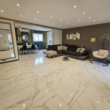 Beautiful With Jacuzzi Near Villa